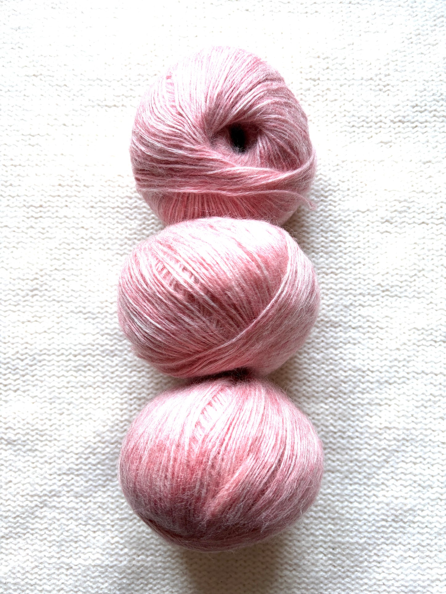 3 balls x 50g 90% Cashmere yarn : Cashmere + Bamboo fiber : 07 Rose Pink