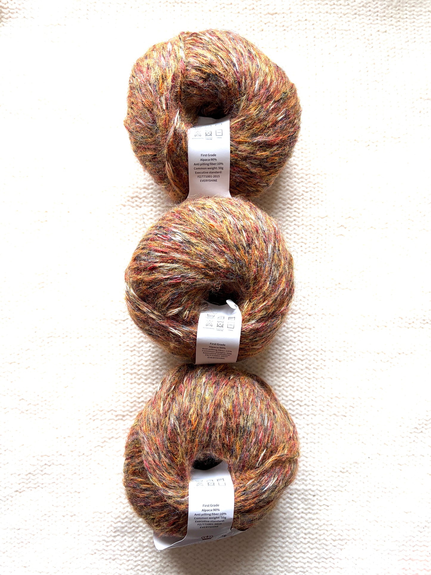3 balls x 50g Alpaca yarn : 90% Alpaca + 10% Anti Pilling Fiber : Colour 17