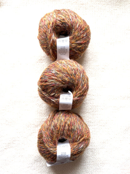 3 balls x 50g Alpaca yarn : 90% Alpaca + 10% Anti Pilling Fiber : Colour 17