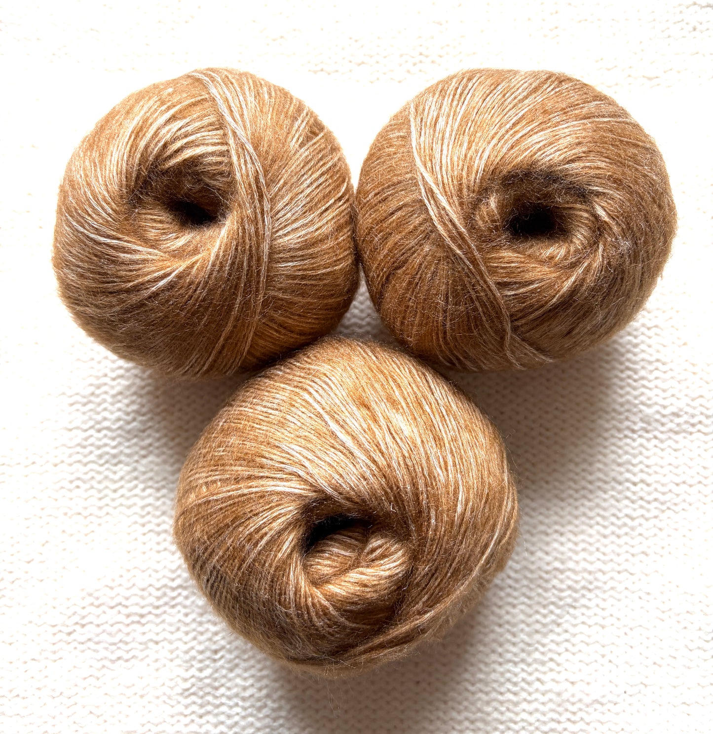 3 balls x 50g 90% Cashmere yarn : Cashmere + Bamboo fiber : 15 Caramel Brown