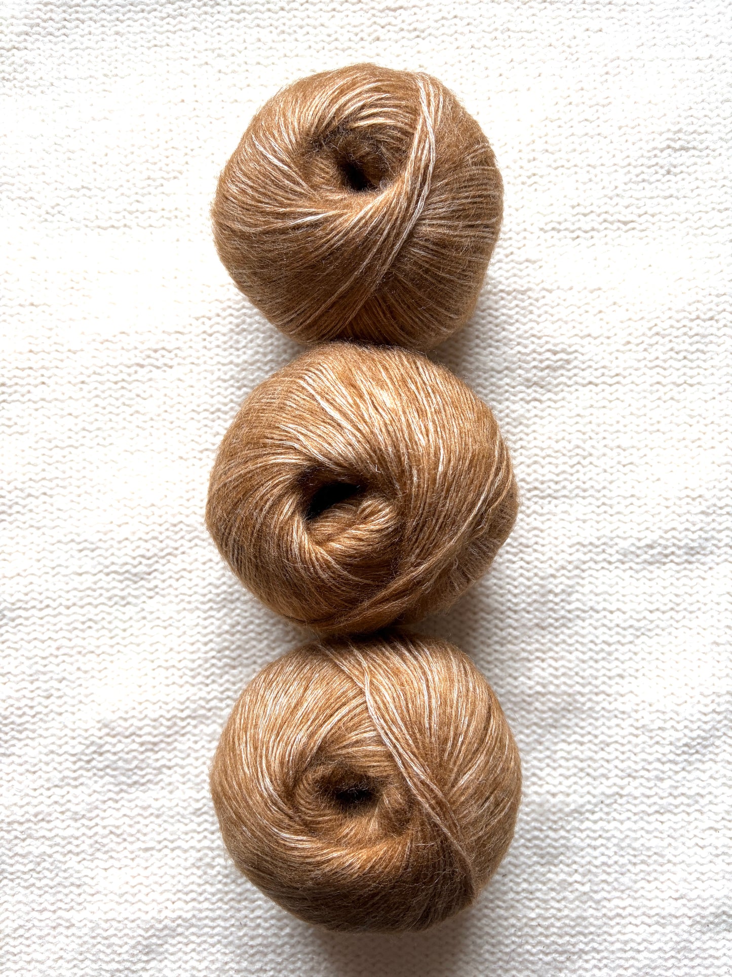 3 balls x 50g 90% Cashmere yarn : Cashmere + Bamboo fiber : 15 Caramel Brown