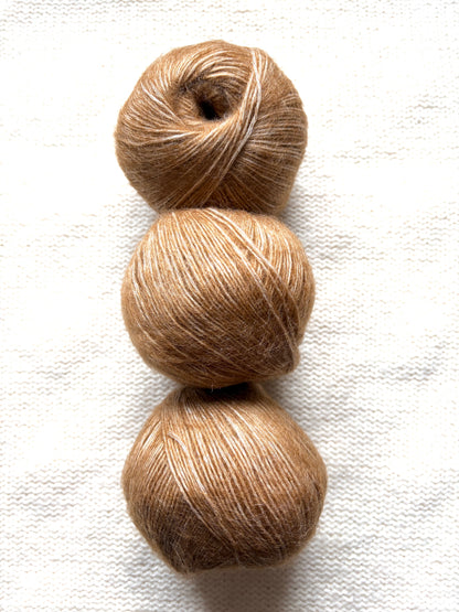 3 balls x 50g 90% Cashmere yarn : Cashmere + Bamboo fiber : 15 Caramel Brown