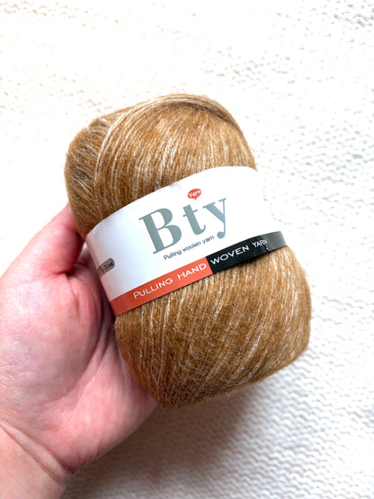 3 balls x 50g 95% Cashmere yarn : 95% Cashmere + 5% Acrylic : 15 Caramel Brown