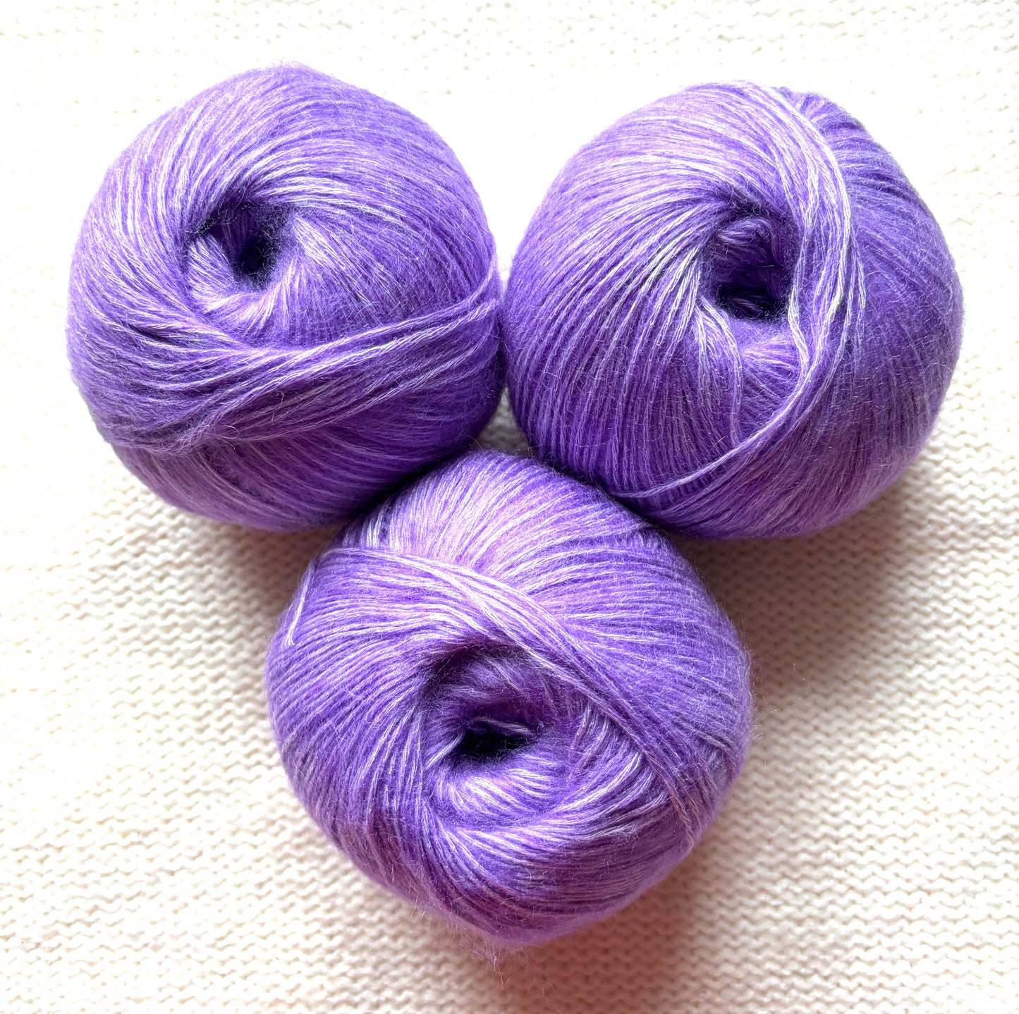 3 balls x 50g 90% Cashmere yarn : Cashmere + Bamboo fiber : 10 Amethyst