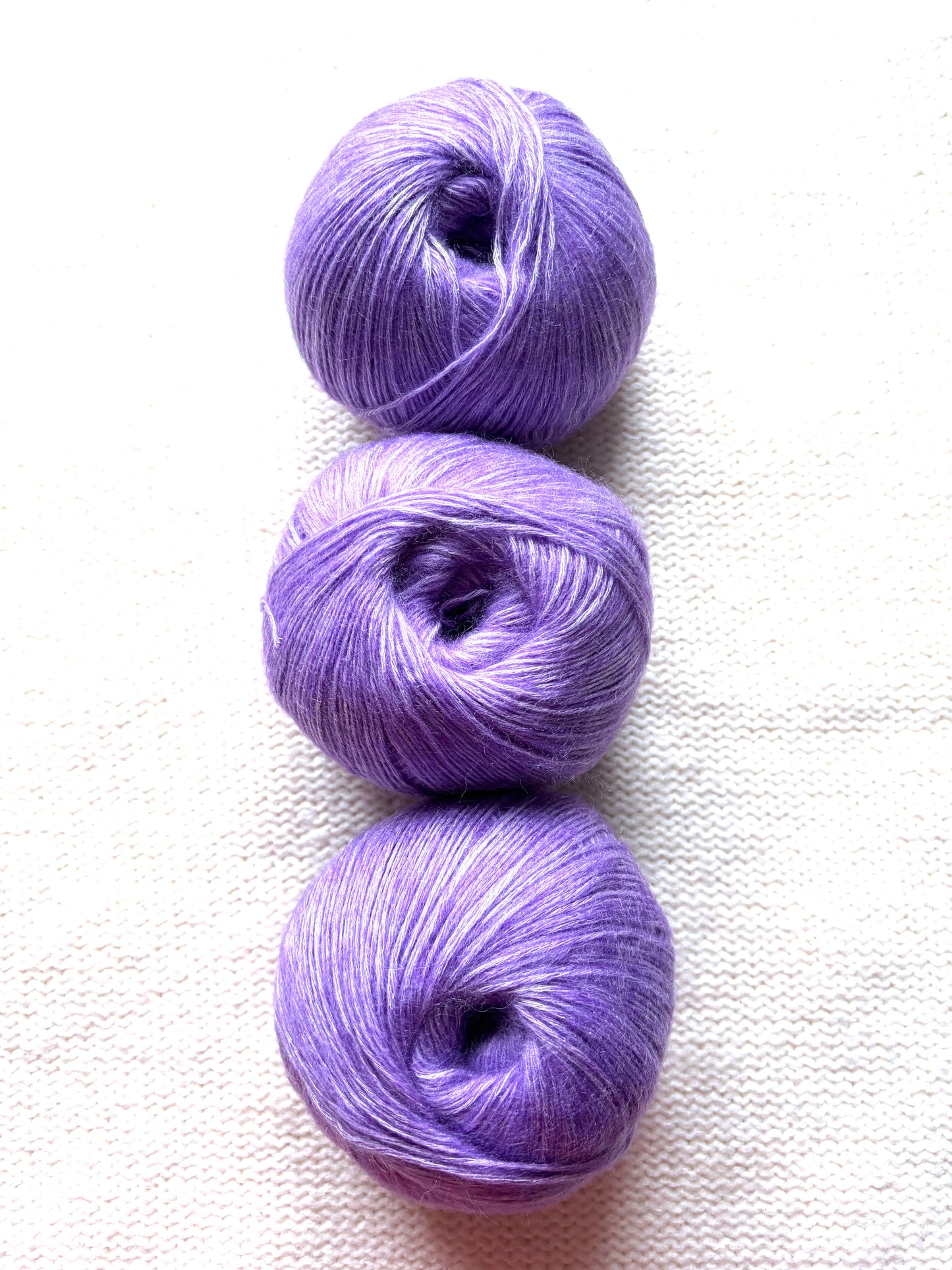 3 balls x 50g 90% Cashmere yarn : Cashmere + Bamboo fiber : 10 Amethyst
