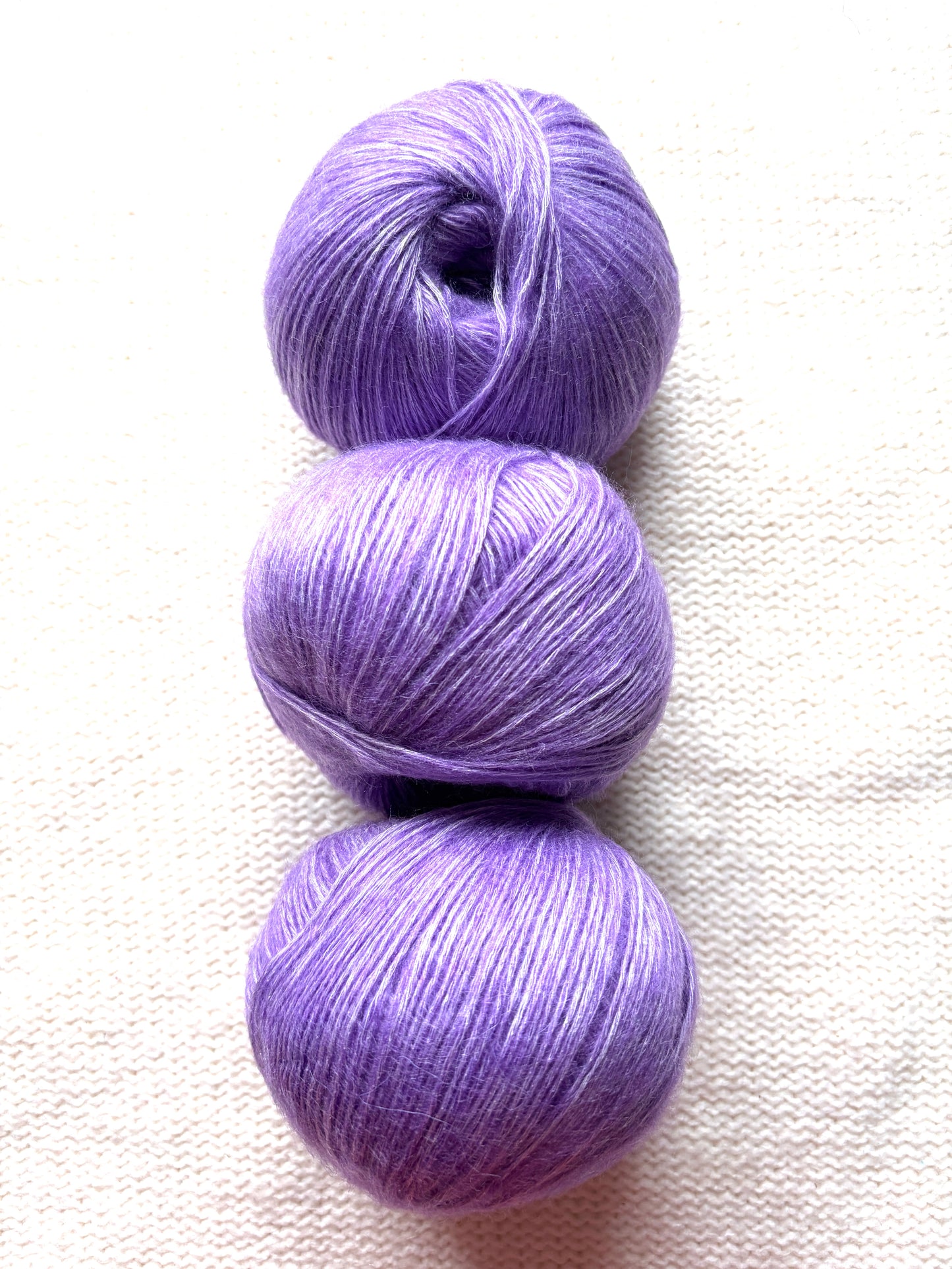 3 balls x 50g 90% Cashmere yarn : Cashmere + Bamboo fiber : 10 Amethyst