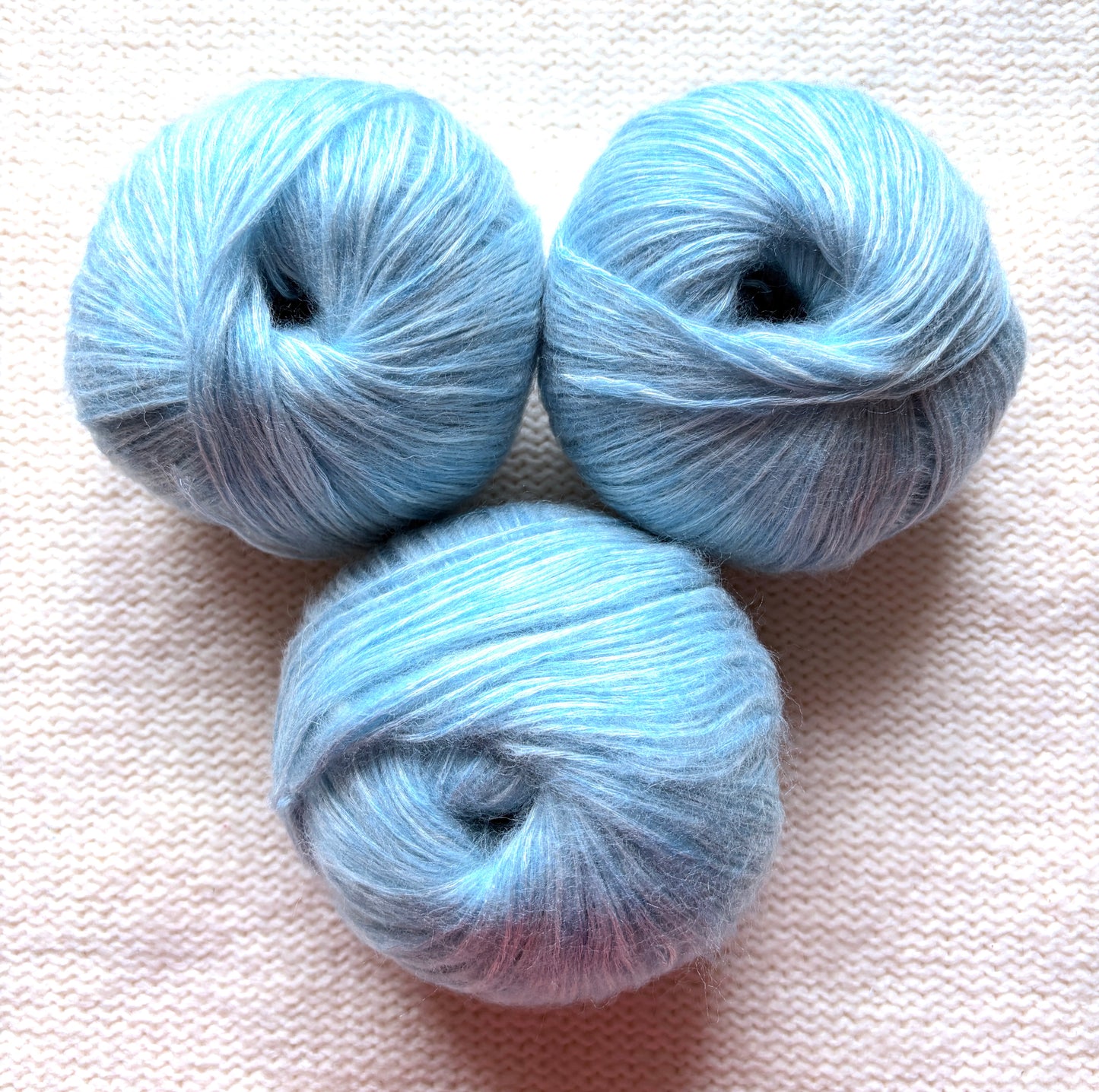 3 balls x 50g 90% Cashmere yarn : Cashmere + Bamboo fiber : 09 Sky Blue