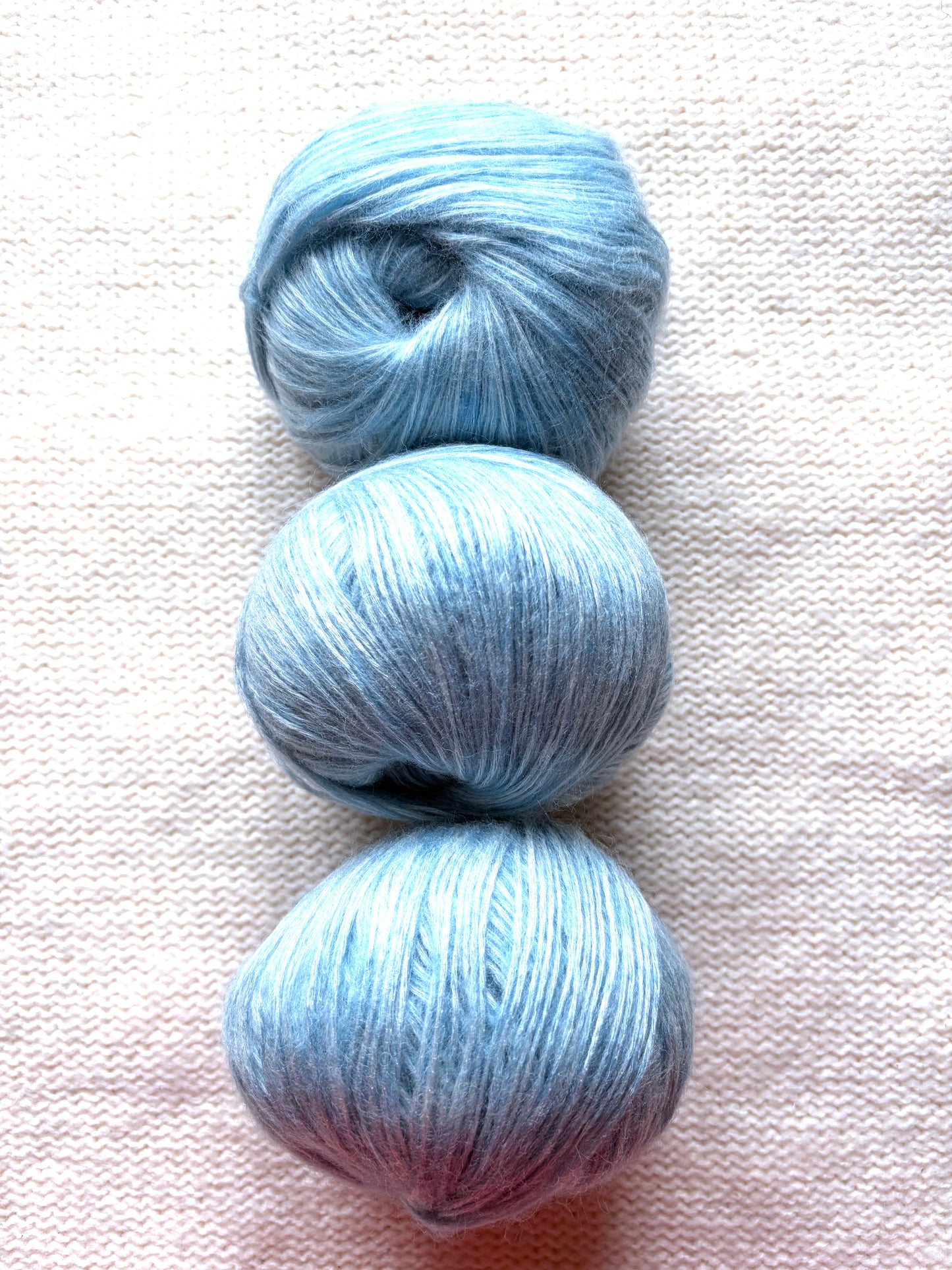 3 balls x 50g 90% Cashmere yarn : Cashmere + Bamboo fiber : 09 Sky Blue