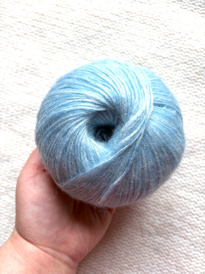 3 balls x 50g 90% Cashmere yarn : Cashmere + Bamboo fiber : 09 Sky Blue