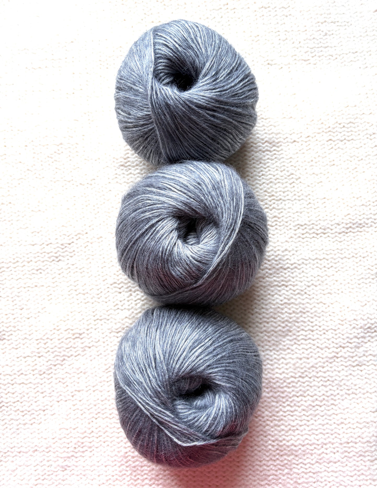 3 balls x 50g 90% Cashmere yarn : Cashmere + Bamboo fiber : 04 Silver Grey