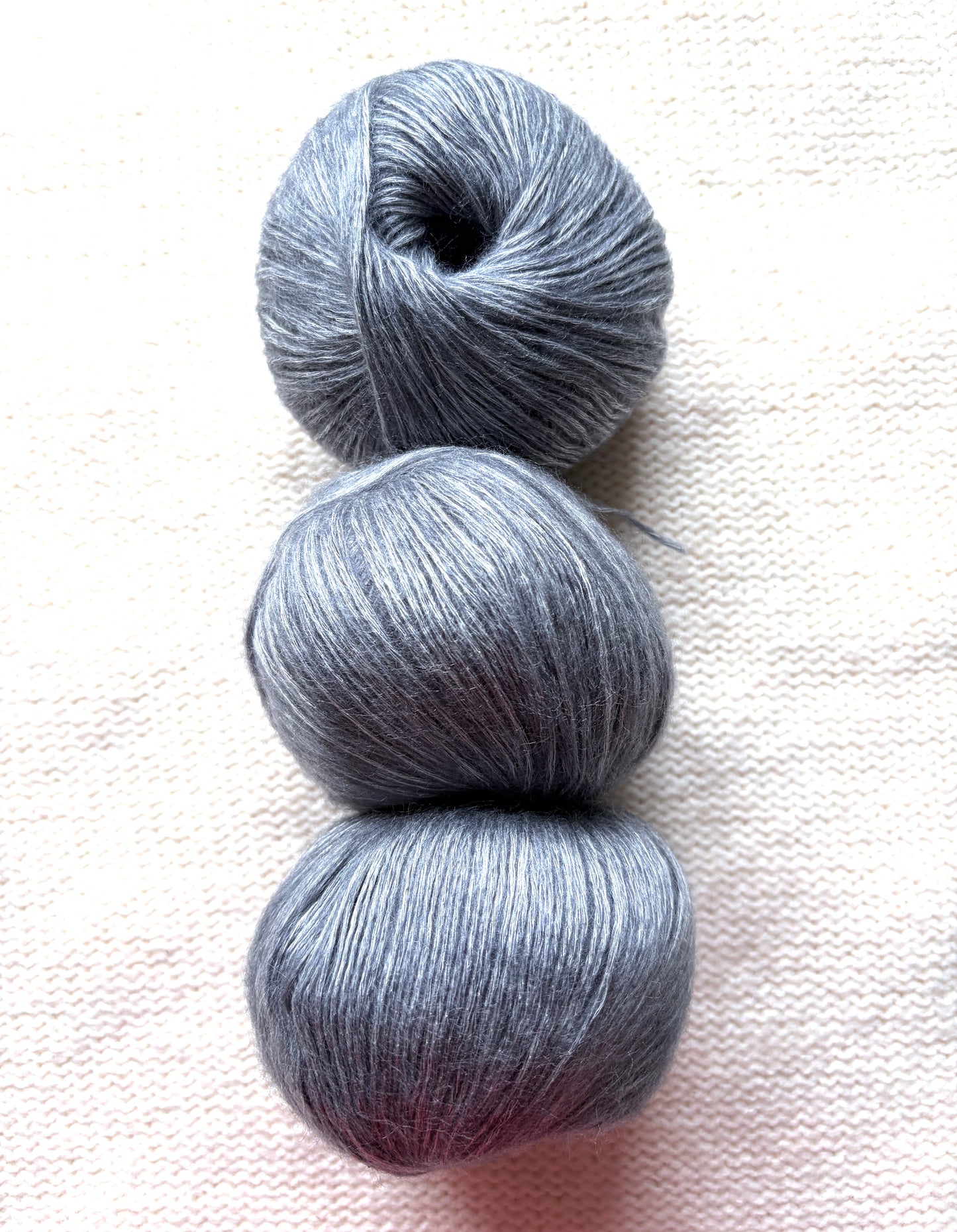 3 balls x 50g 90% Cashmere yarn : Cashmere + Bamboo fiber : 04 Silver Grey