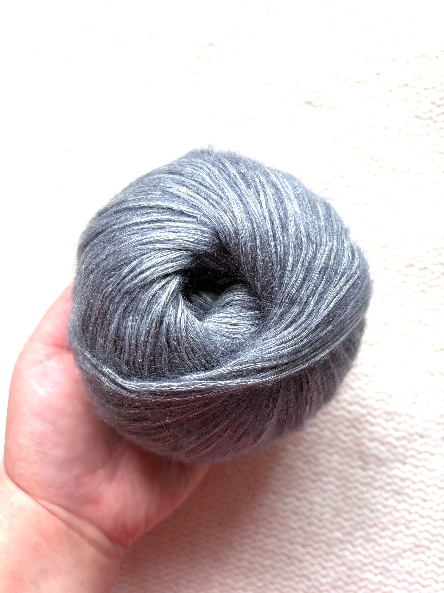 3 balls x 50g 90% Cashmere yarn : Cashmere + Bamboo fiber : 04 Silver Grey