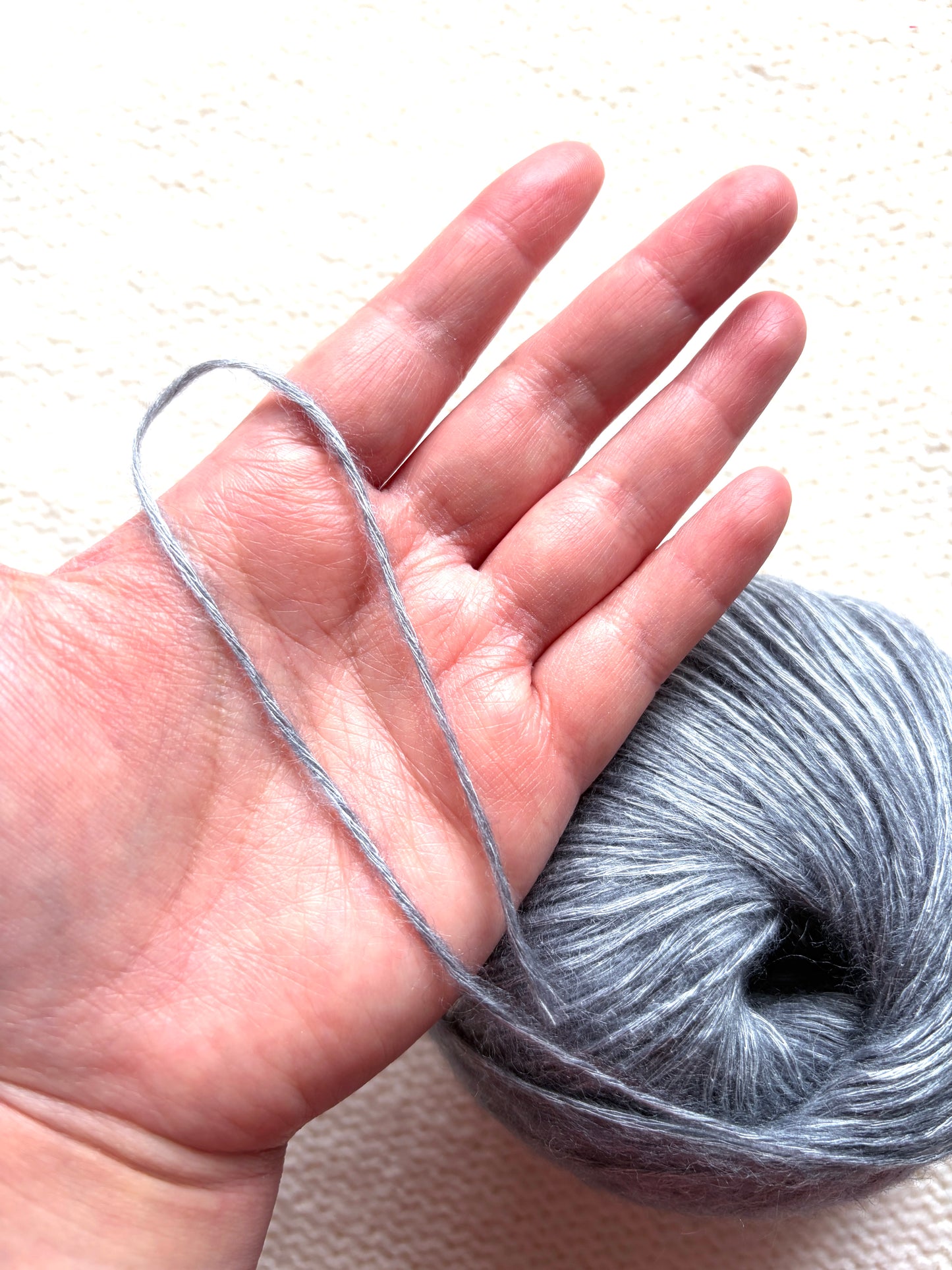 3 balls x 50g 90% Cashmere yarn : Cashmere + Bamboo fiber : 04 Silver Grey