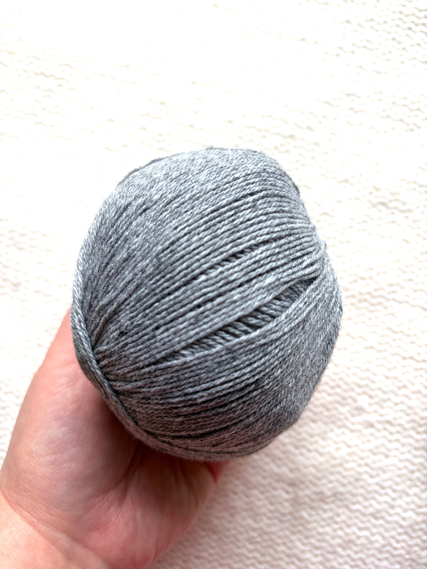 4 balls x 50g Cashmere yarn : 95% Cashmere + 5% Acrylic : 04 Dark Grey