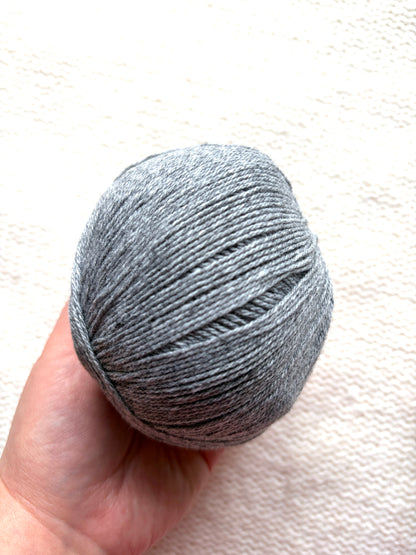 4 balls x 50g Cashmere yarn : 95% Cashmere + 5% Acrylic : 04 Dark Grey