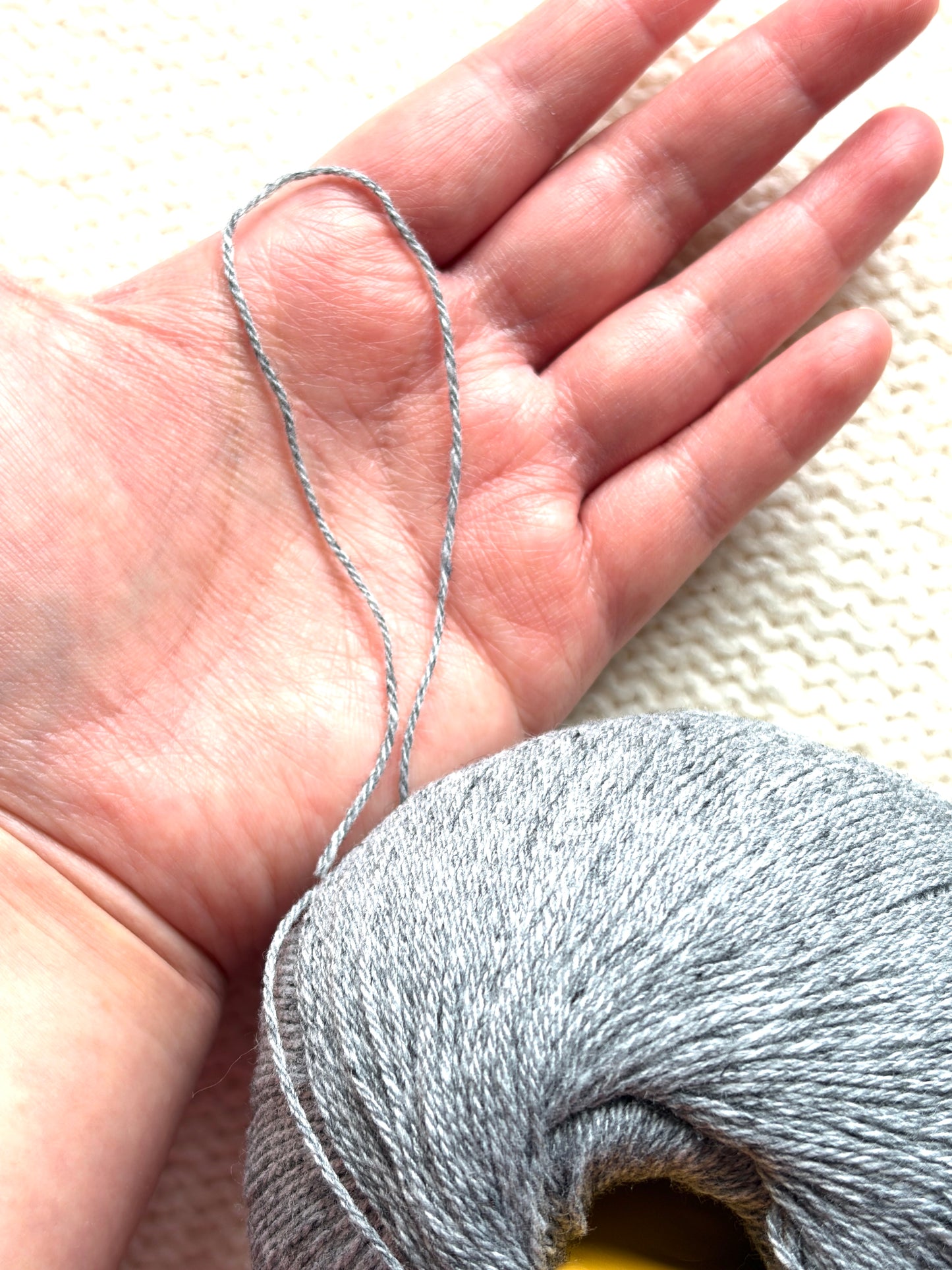 4 balls x 50g Cashmere yarn : 95% Cashmere + 5% Acrylic : 04 Dark Grey