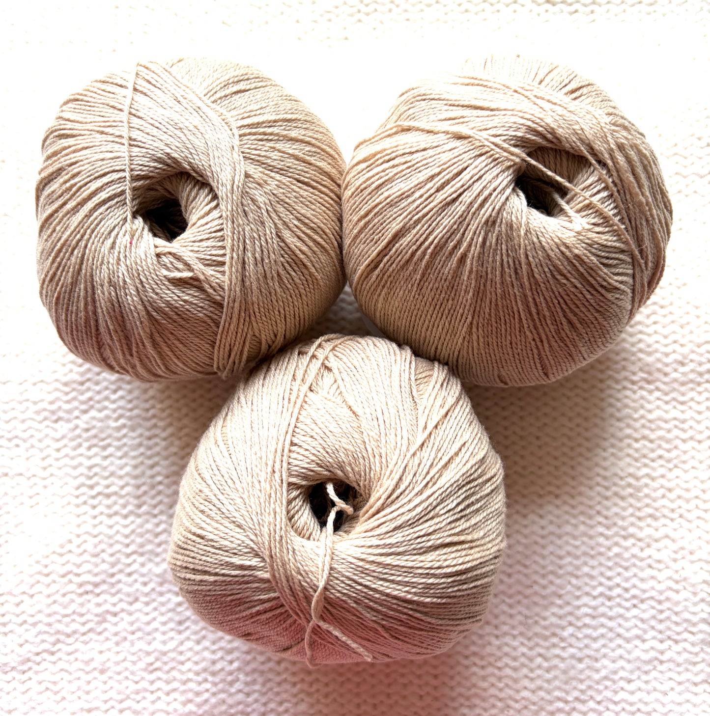 3 balls x 50g Cashmere yarn : 100% Cashmere : 20 Warm Caramel