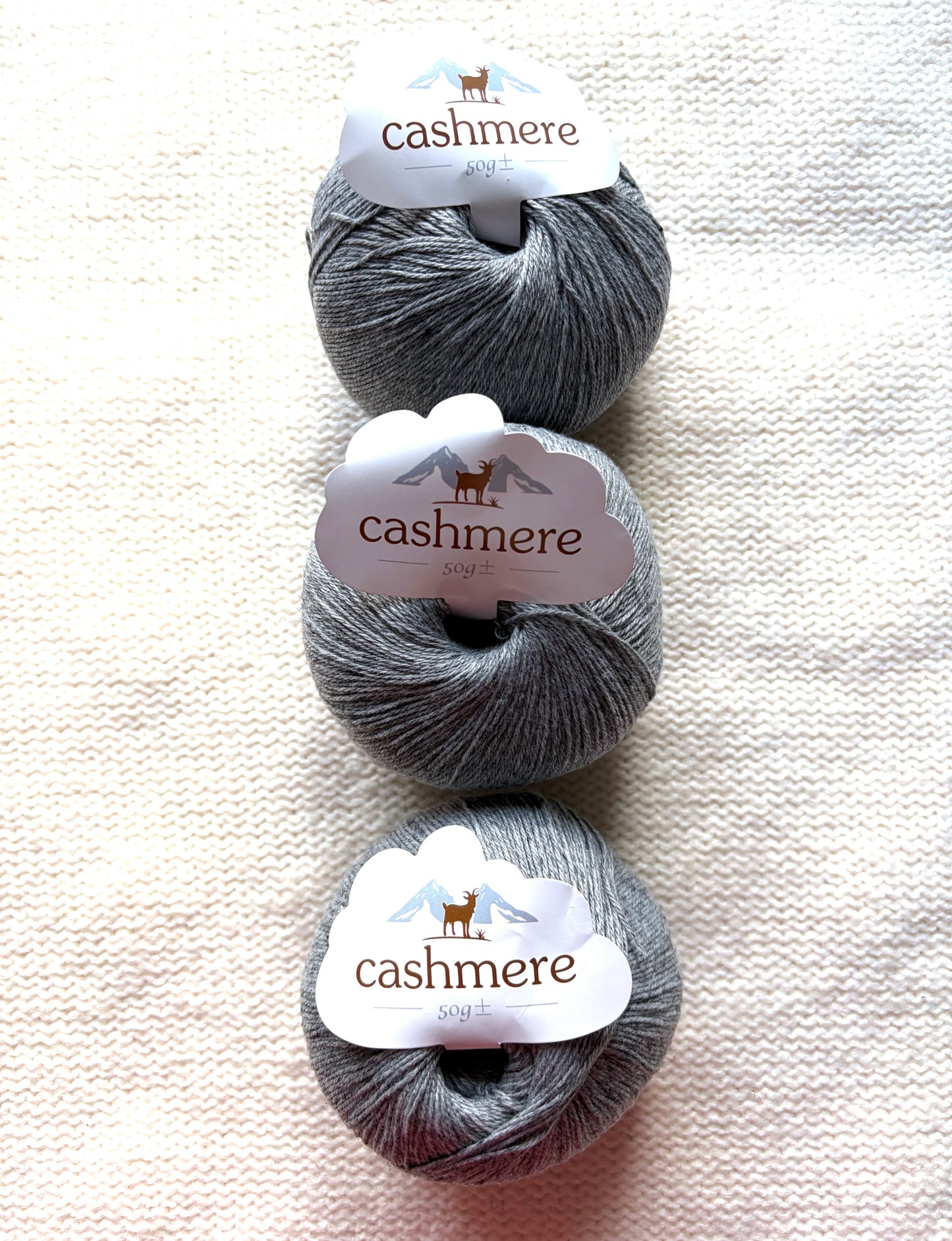 3 balls x 50g Cashmere yarn : 100% Cashmere : 07 Grey
