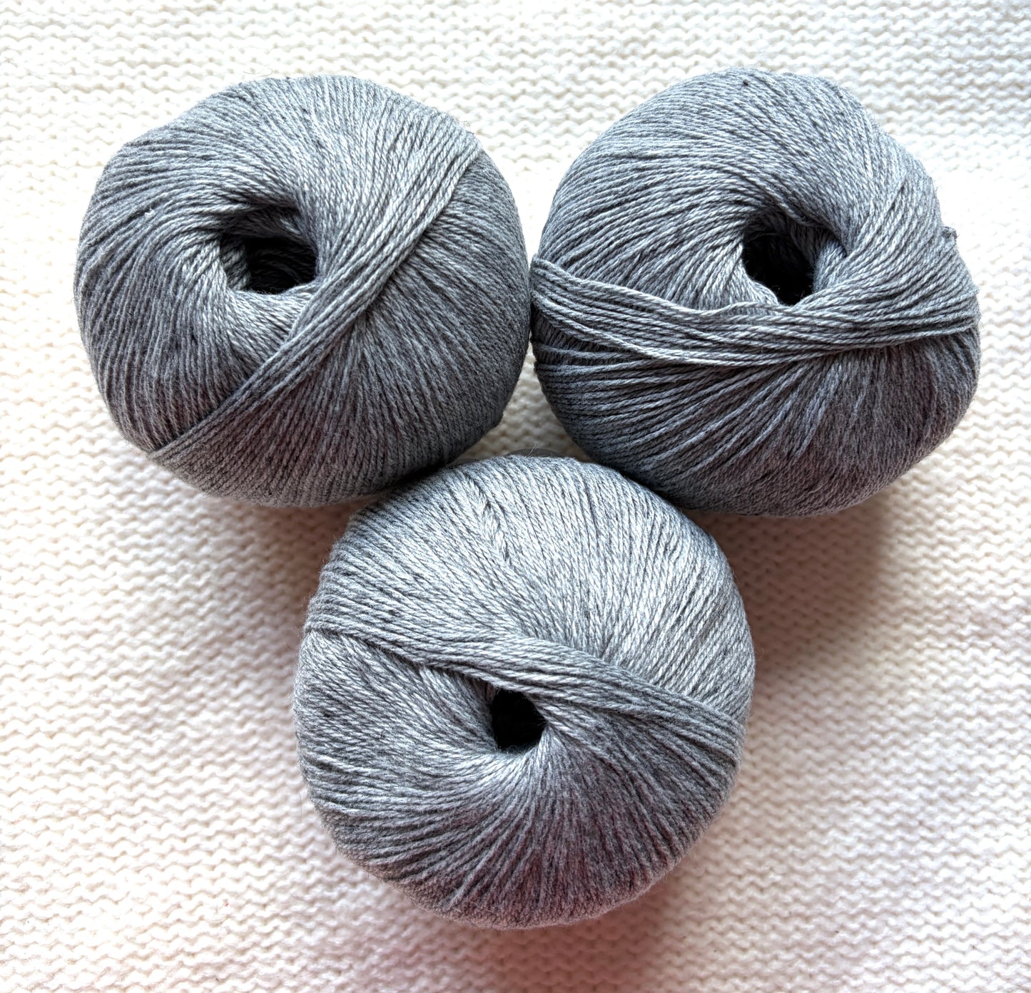 3 balls x 50g Cashmere yarn : 100% Cashmere : 07 Grey