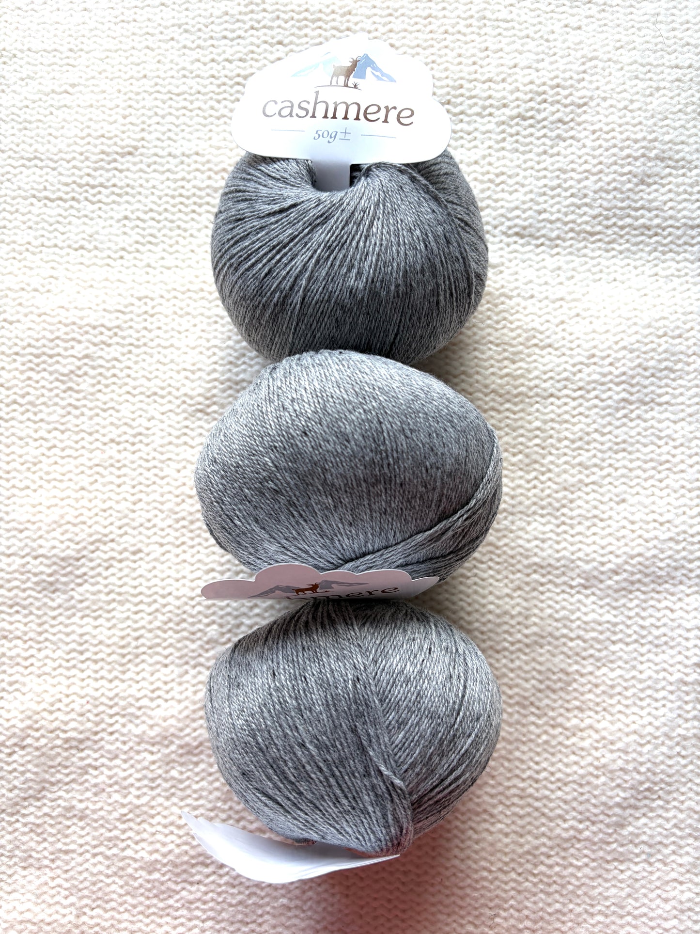 3 balls x 50g Cashmere yarn : 100% Cashmere : 07 Grey