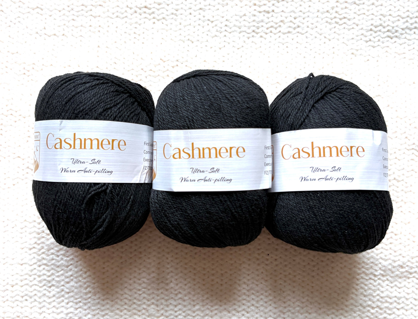 3 balls x 50g Cashmere Ultra Soft Yarn : 80% Cashmere : 05 Black