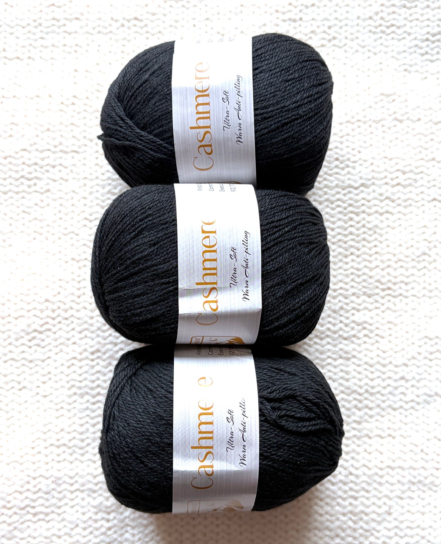 3 balls x 50g Cashmere Ultra Soft Yarn : 80% Cashmere : 05 Black
