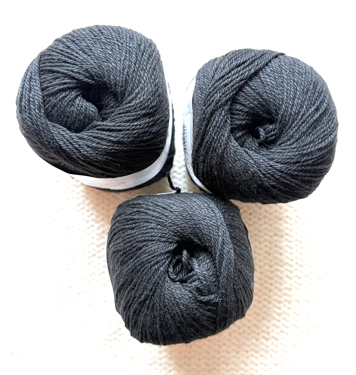 3 balls x 50g Cashmere Ultra Soft Yarn : 80% Cashmere : 05 Black