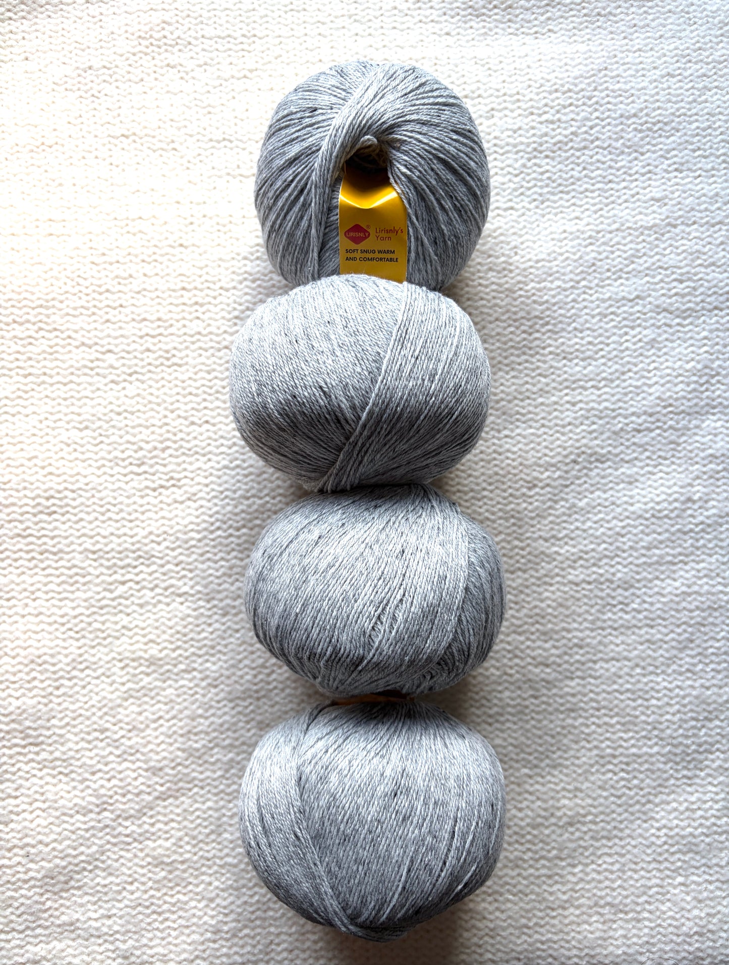 4 balls x 50g Cashmere yarn : 95% Cashmere + 5% Acrylic : 03 Grey