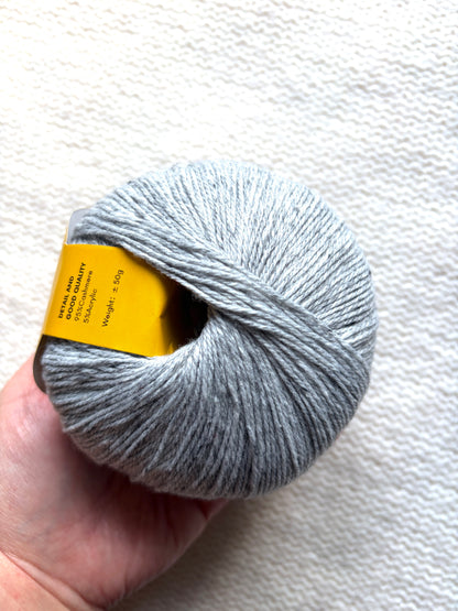 4 balls x 50g Cashmere yarn : 95% Cashmere + 5% Acrylic : 03 Grey