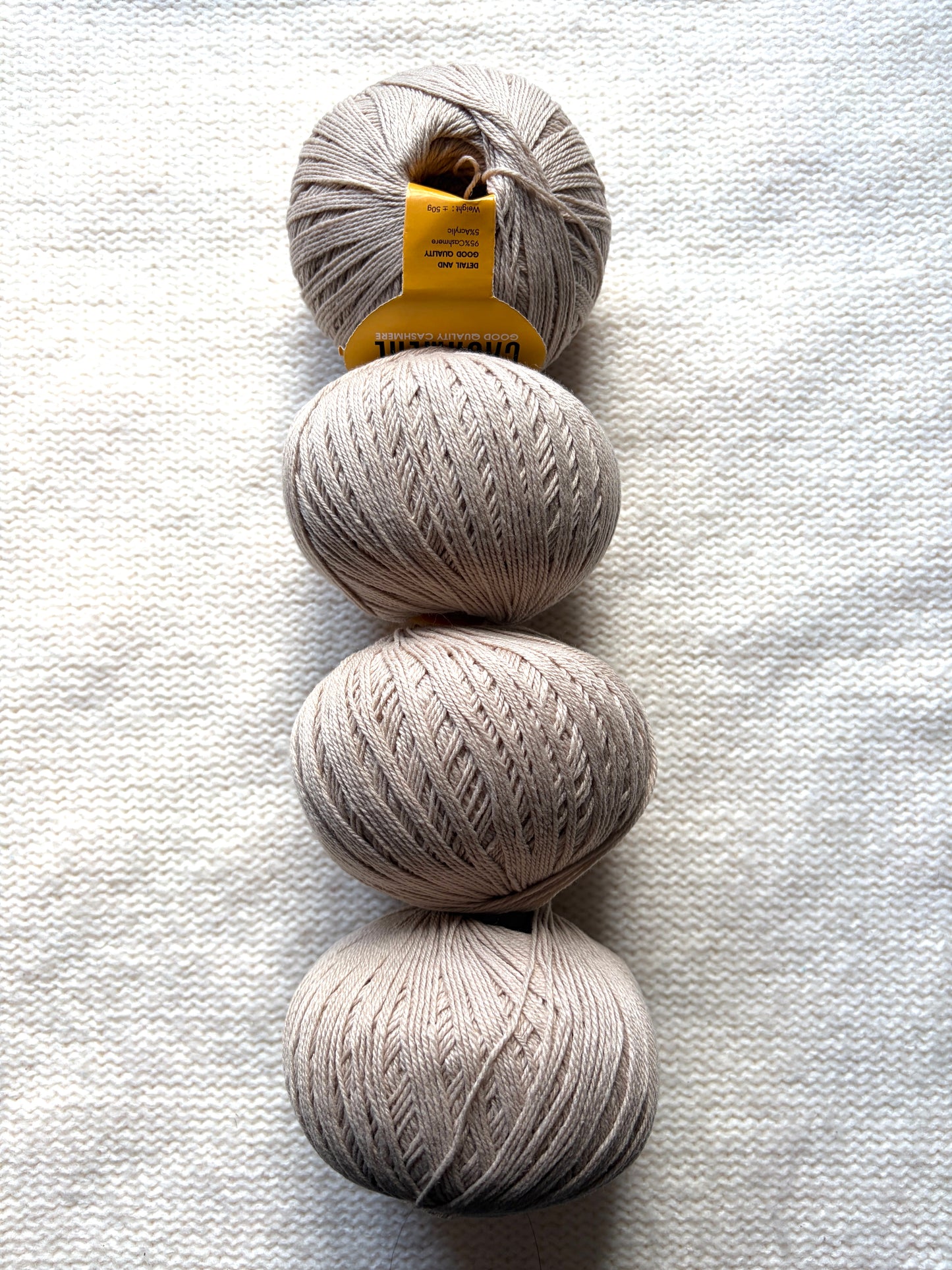 4 balls x 50g Cashmere yarn : 95% Cashmere + 5% Acrylic : 06 Beige