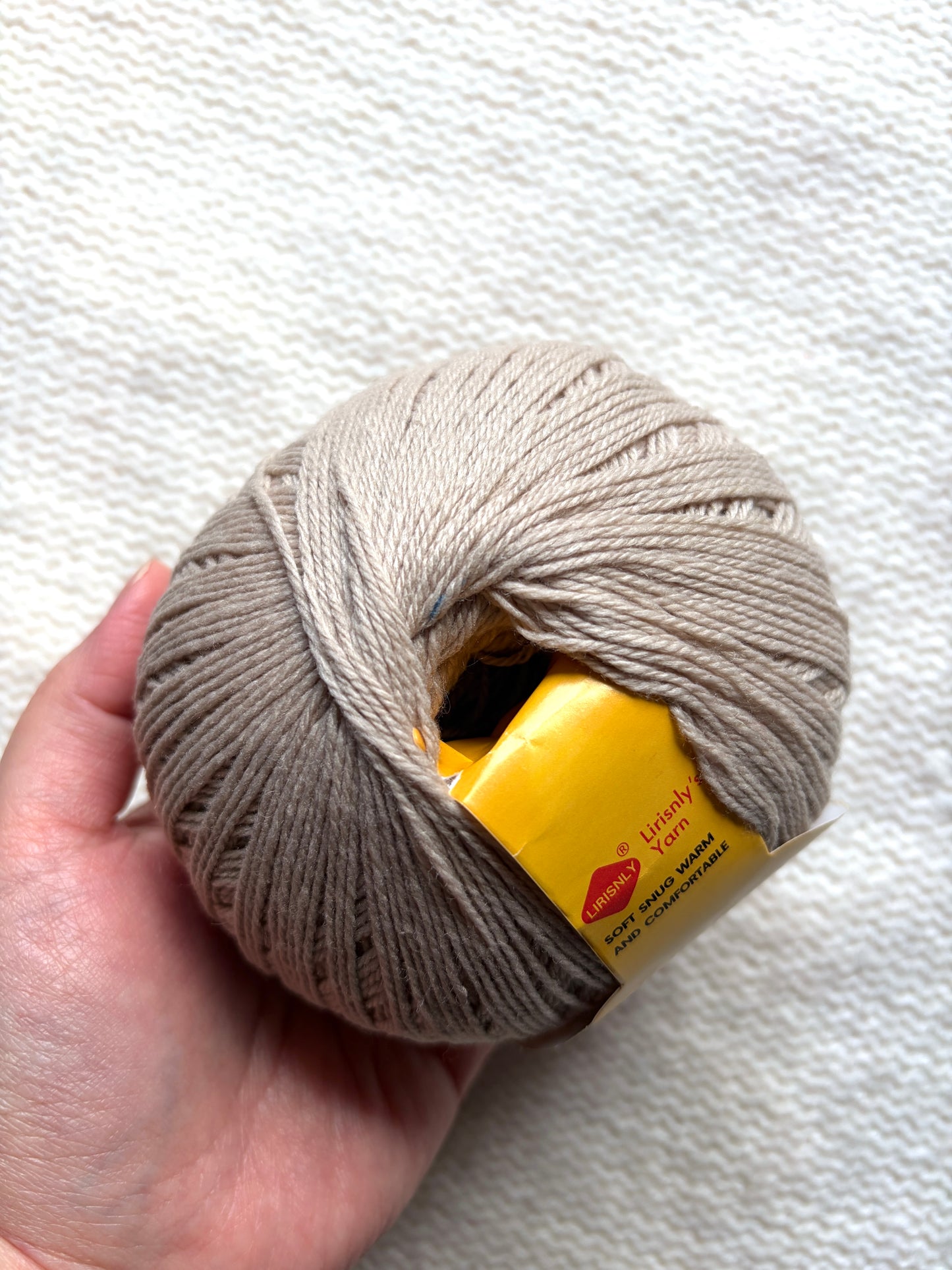 4 balls x 50g Cashmere yarn : 95% Cashmere + 5% Acrylic : 06 Beige
