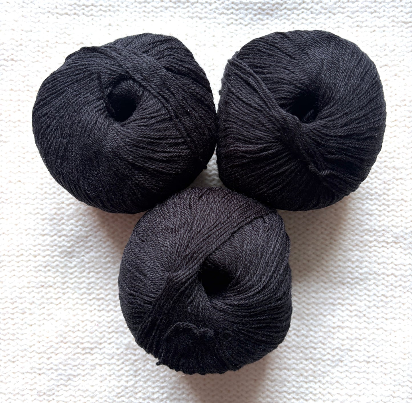 3 balls x 50g Cashmere yarn : 100% Cashmere : 21 Black