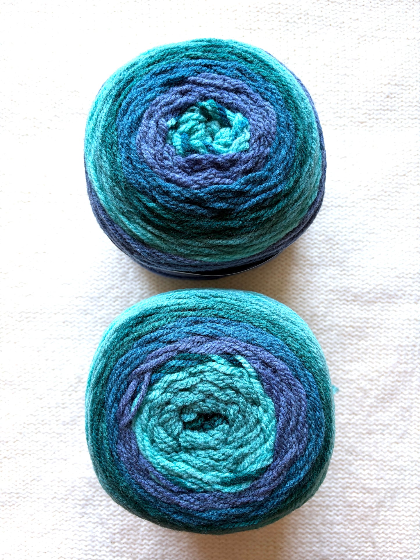 Caron Cakes Self Striping Aran Yarn 200g : Wool Blend : BLUEBERRY SHORTCAKE - 1 cake