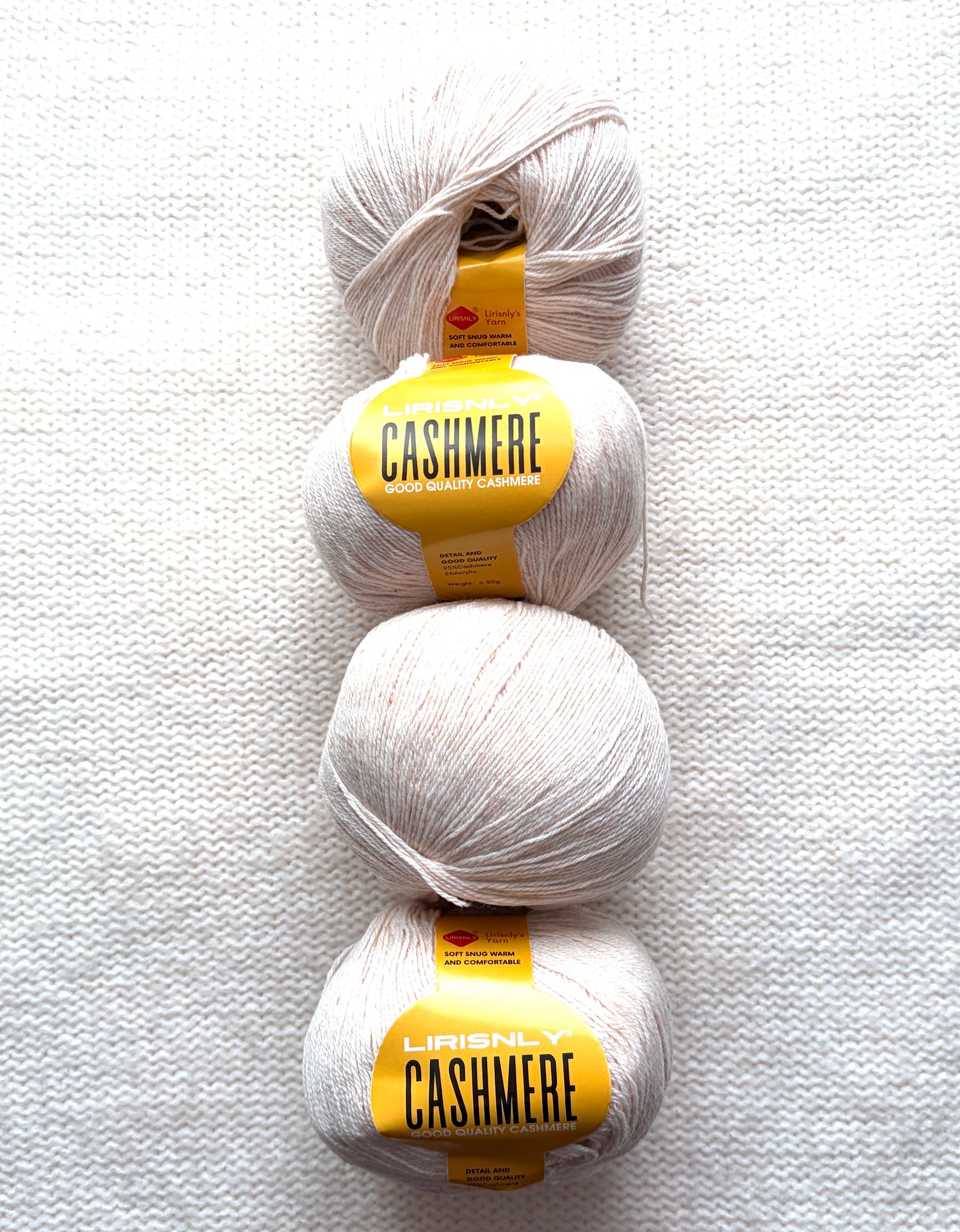 4 balls x 50g Cashmere yarn : 95% Cashmere + 5% Acrylic : 02 Parchment
