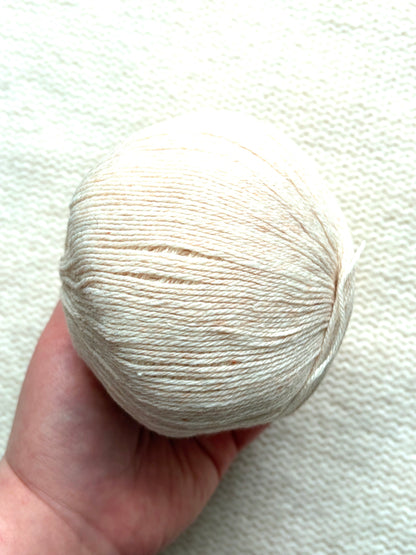 4 balls x 50g Cashmere yarn : 95% Cashmere + 5% Acrylic : 02 Parchment