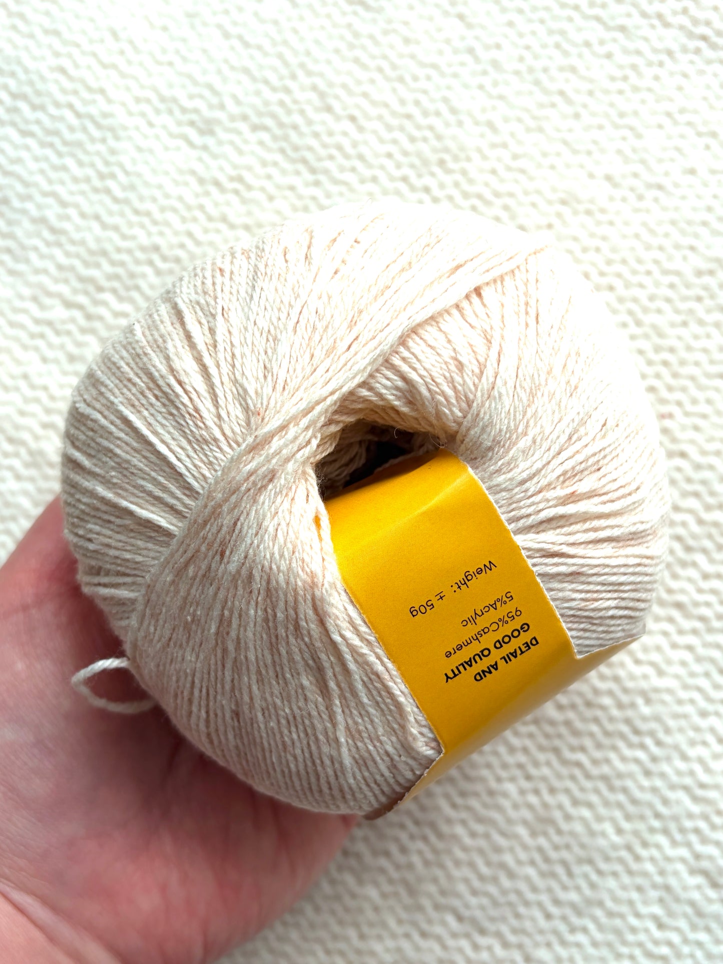 4 balls x 50g Cashmere yarn : 95% Cashmere + 5% Acrylic : 02 Parchment