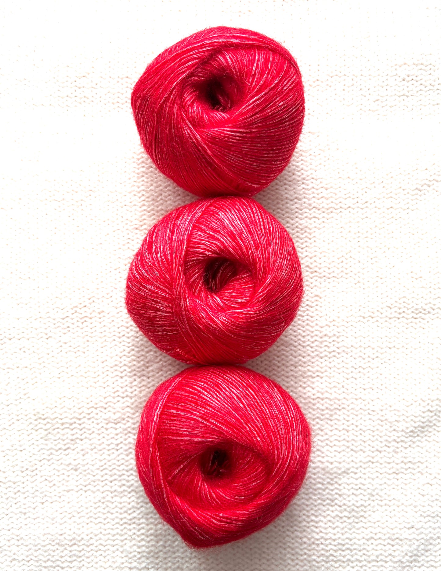 3 balls x 50g 90% Cashmere yarn : Cashmere + Bamboo fiber : 08 Bright Red