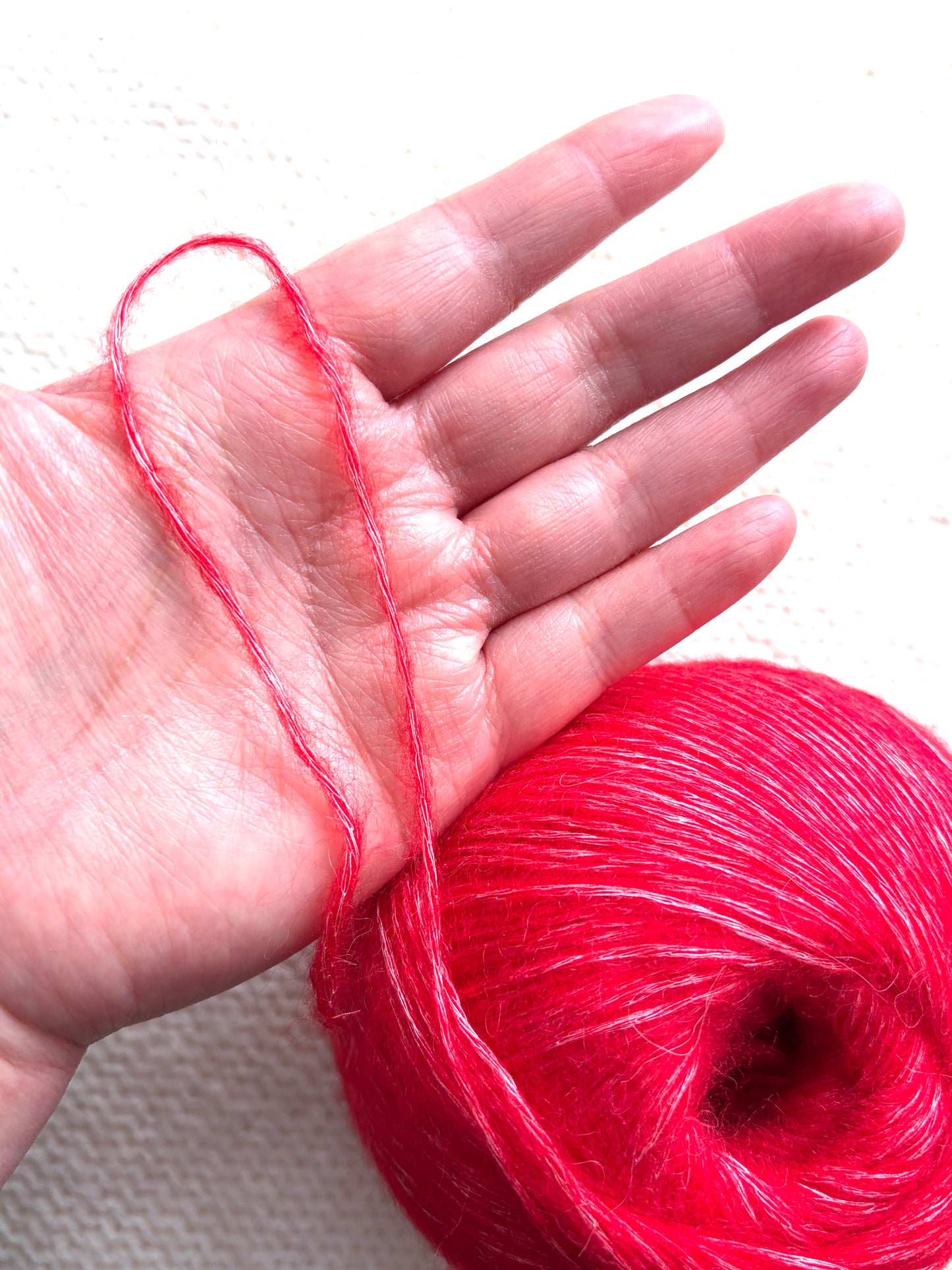 3 balls x 50g 90% Cashmere yarn : Cashmere + Bamboo fiber : 08 Bright Red
