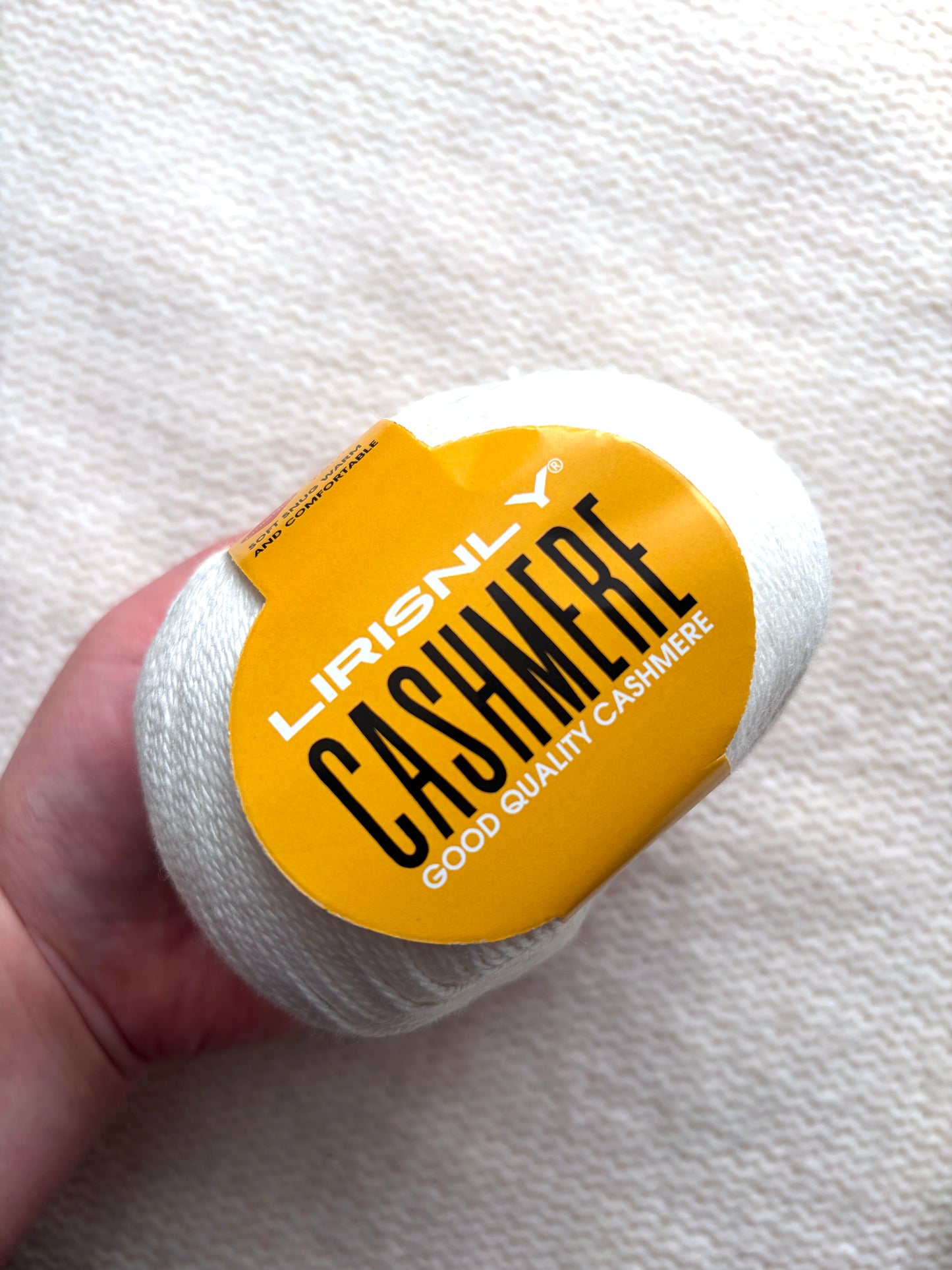 4 balls x 50g Cashmere yarn : 95% Cashmere + 5% Acrylic : 01 White