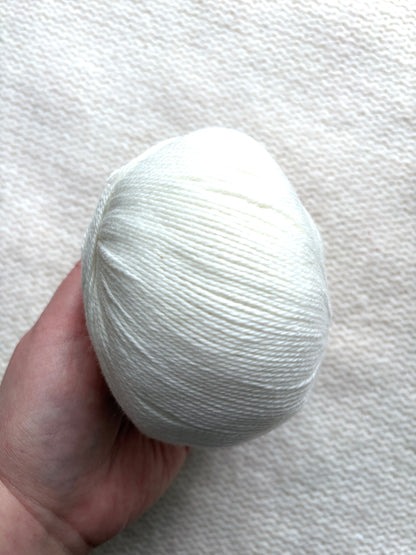 4 balls x 50g Cashmere yarn : 95% Cashmere + 5% Acrylic : 01 White