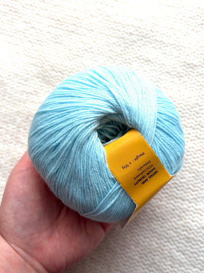 4 balls x 50g Cashmere yarn : 95% Cashmere + 5% Acrylic : 33 Light Blue