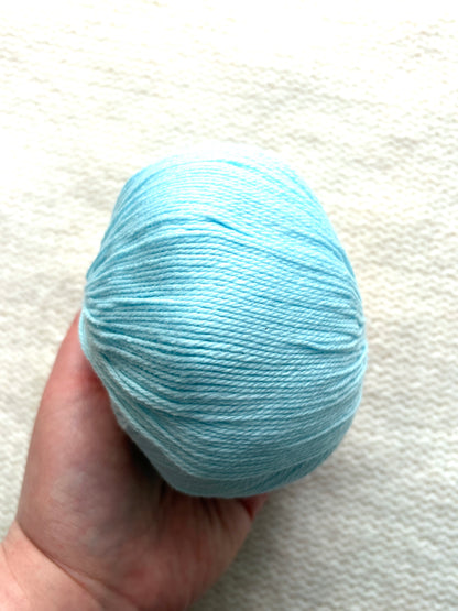 4 balls x 50g Cashmere yarn : 95% Cashmere + 5% Acrylic : 33 Light Blue