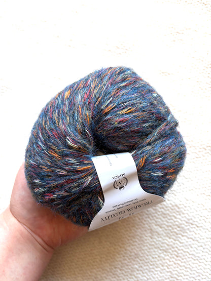 3 balls x 50g Alpaca yarn : 90% Alpaca + 10% Anti Pilling Fiber : 06 Navy