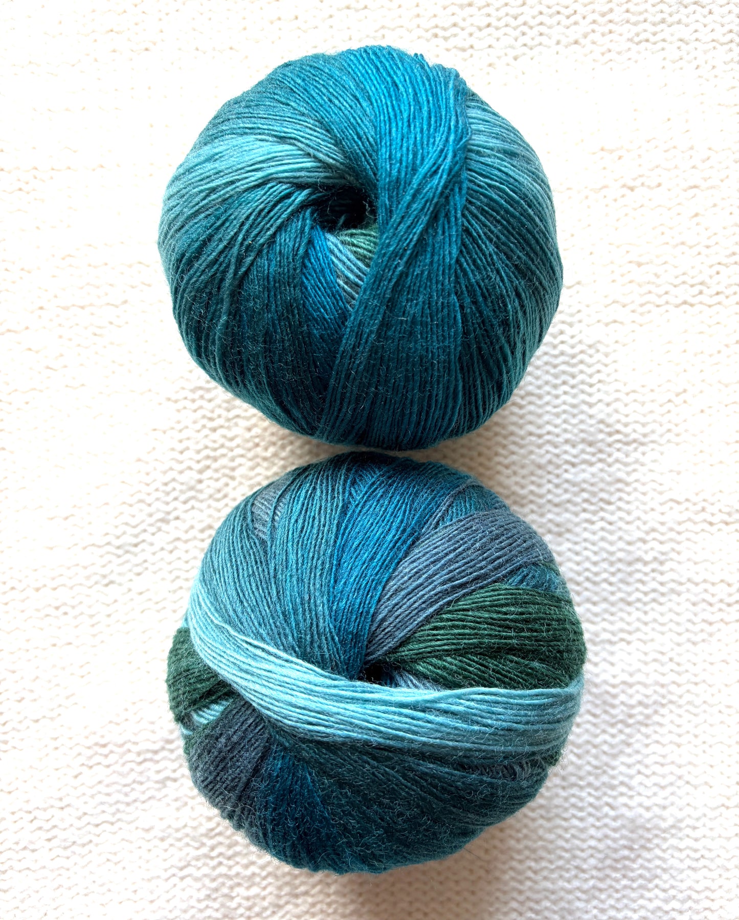 2 balls x 100g Gradient Wool Blend yarn : 70% Wool + Polyester : Deep Blue Sea