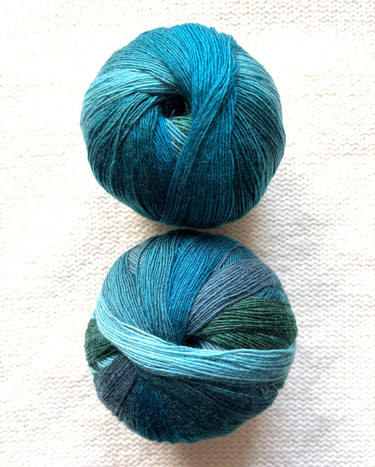 2 balls x 100g Gradient Wool Blend yarn : 70% Wool + Polyester : Deep Blue Sea