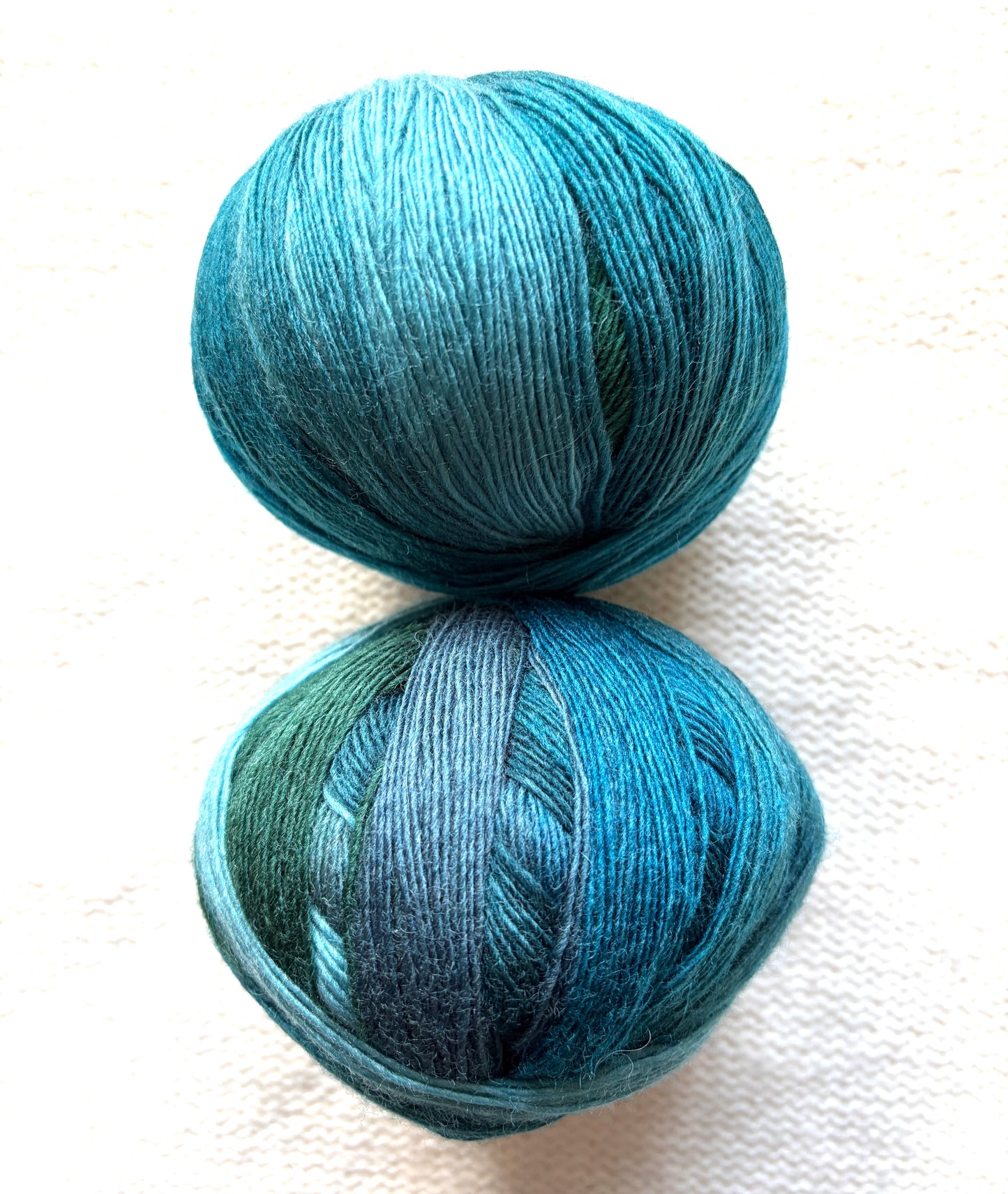 2 balls x 100g Gradient Wool Blend yarn : 70% Wool + Polyester : Deep Blue Sea
