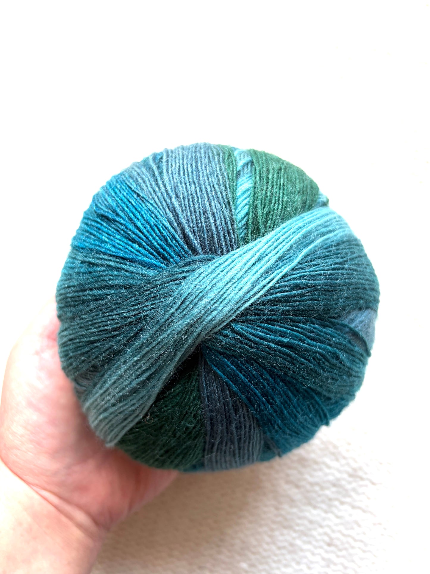 2 balls x 100g Gradient Wool Blend yarn : 70% Wool + Polyester : Deep Blue Sea