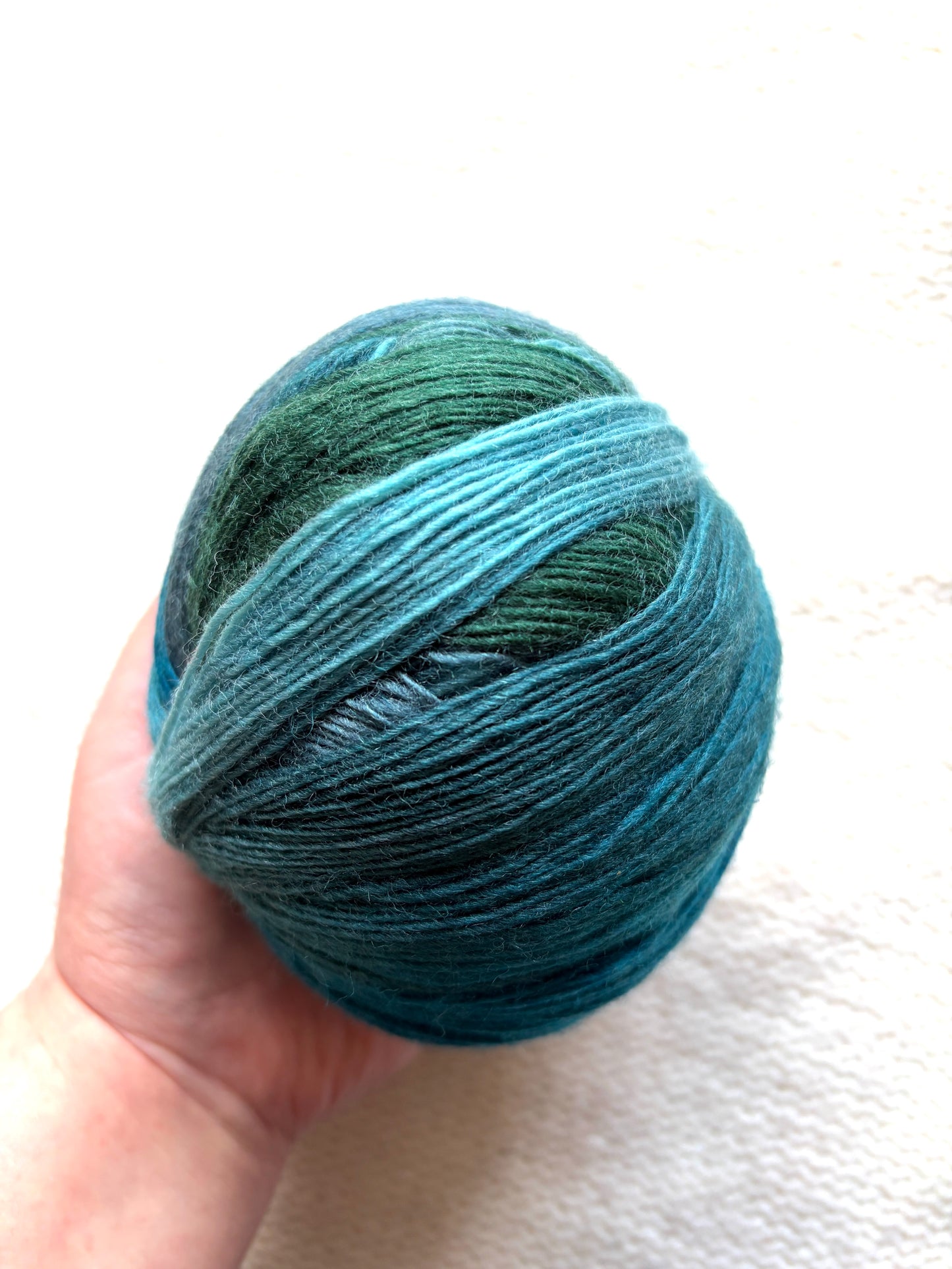 2 balls x 100g Gradient Wool Blend yarn : 70% Wool + Polyester : Deep Blue Sea