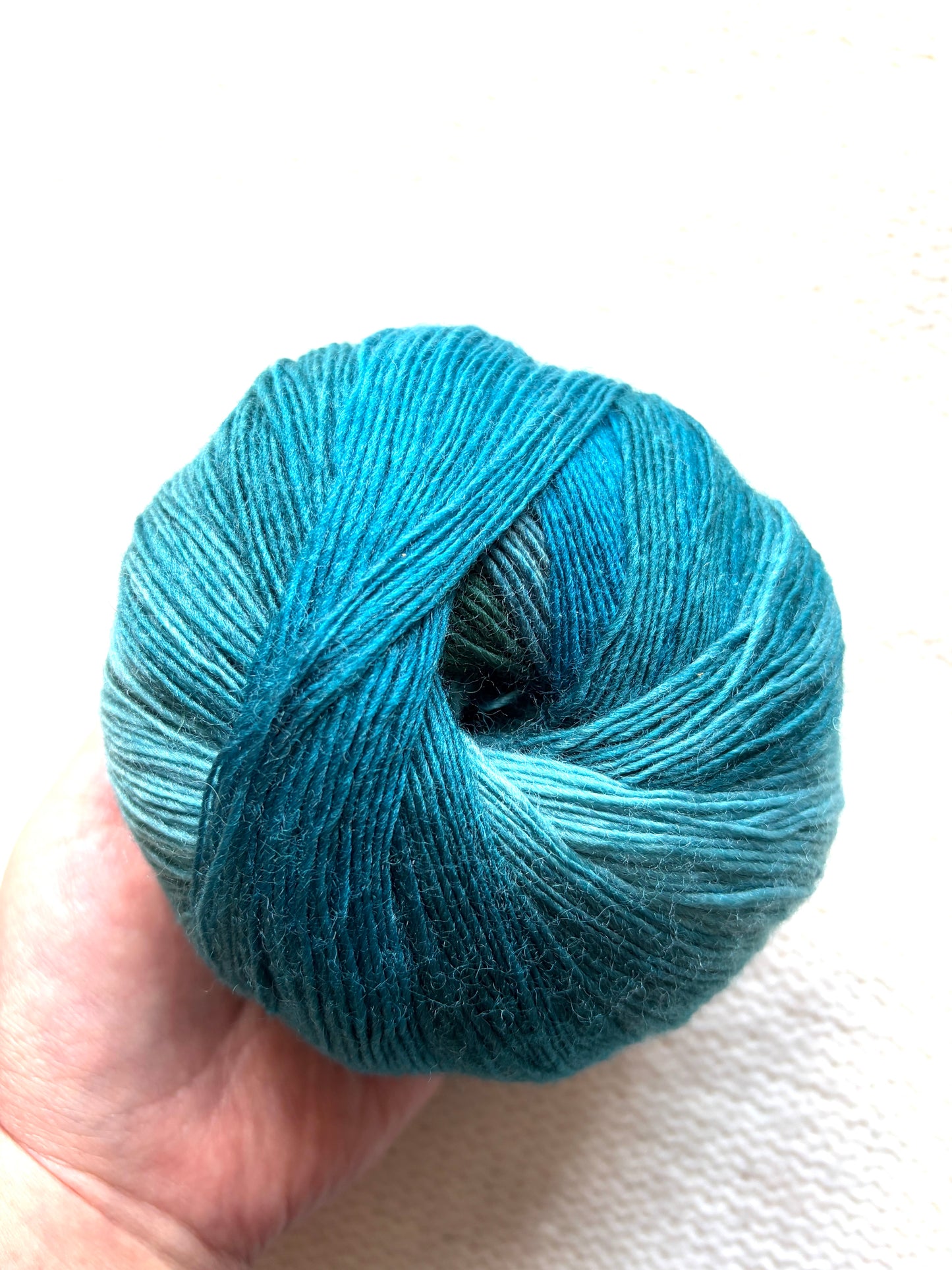 2 balls x 100g Gradient Wool Blend yarn : 70% Wool + Polyester : Deep Blue Sea