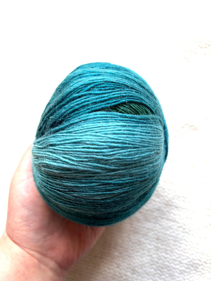 2 balls x 100g Gradient Wool Blend yarn : 70% Wool + Polyester : Deep Blue Sea